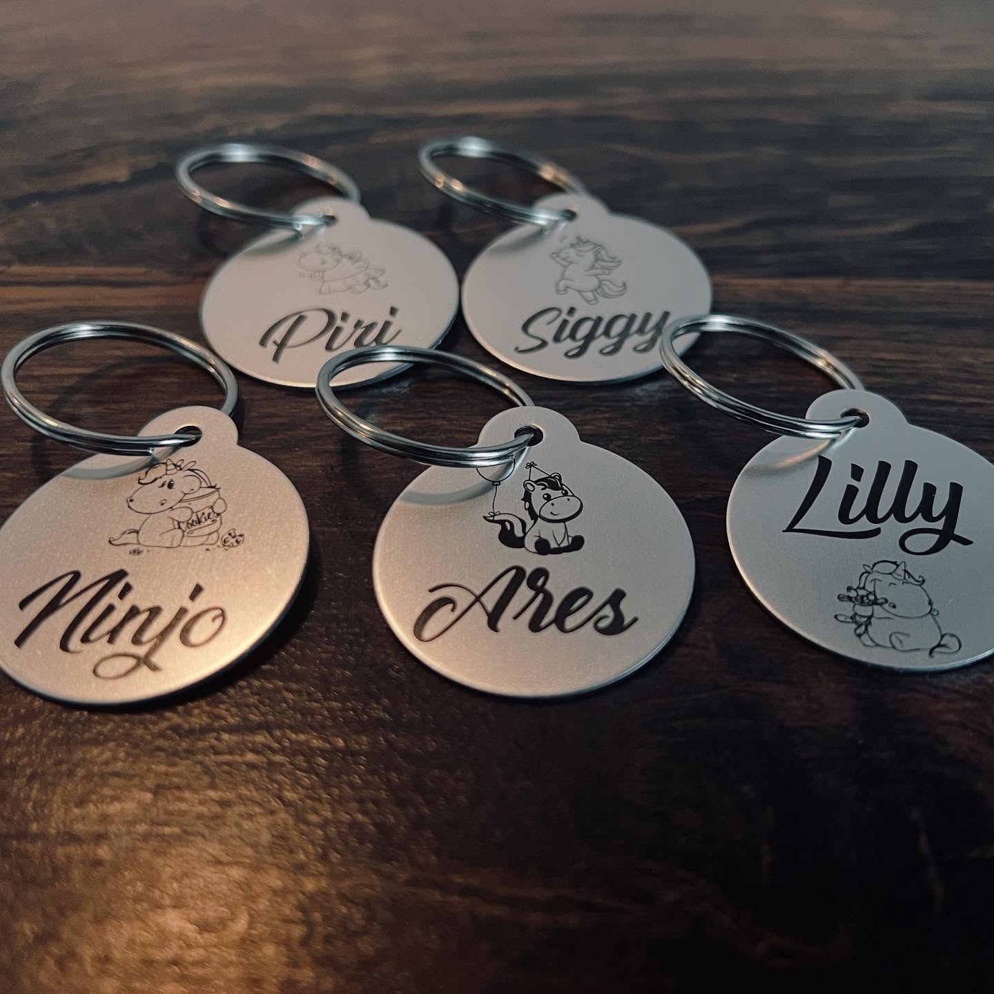 Personalisierte runde Metallmarken, graviert mit Namen und Tiermotiven
